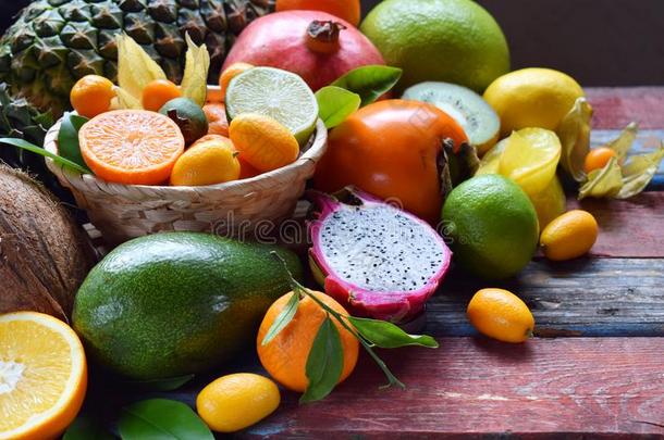 混合关于成熟的热带的成果和鳄梨芒果,金橘,鹬鸵,英语字母表的第3个字母