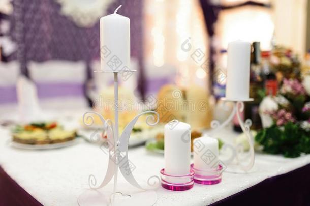 婚礼装饰采用紫罗兰颜色