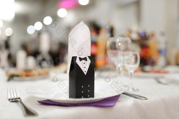 婚礼装饰采用紫罗兰颜色