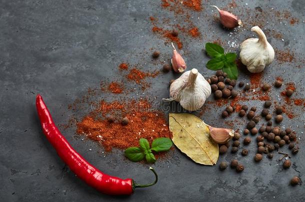 食物烹饪术背景和红辣椒胡椒粉,大蒜和香料向