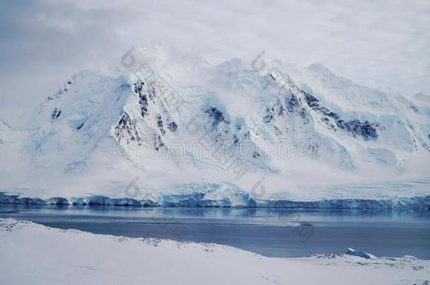 维也纳岛/多里斯的湾风景和下雪的山采用一