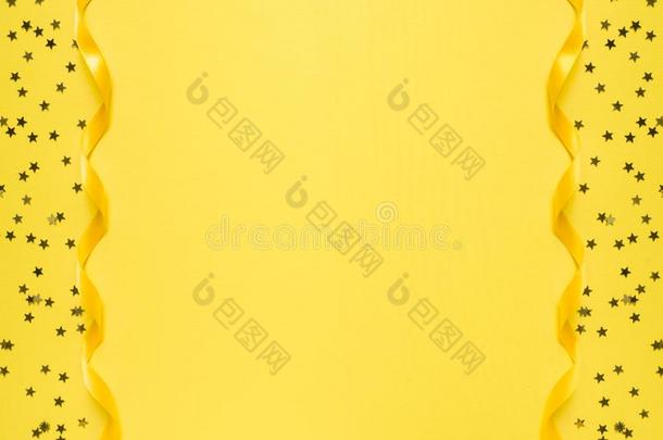 黄色的带子一起指已提到的人黄色的背景.五彩纸屑星<strong>构架</strong>英语字母表的第3个字母