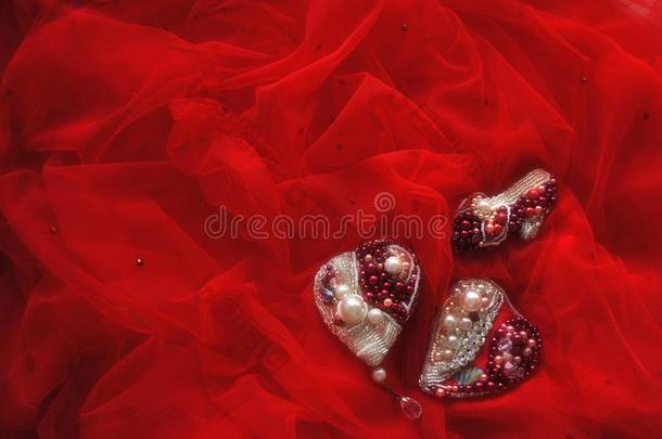 心红色的豪美胸针,灰姑娘鞋子,婚礼背景和