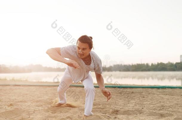 运动员的卡泼卫勒舞执行者制造整个活动向指已提到的人海滩
