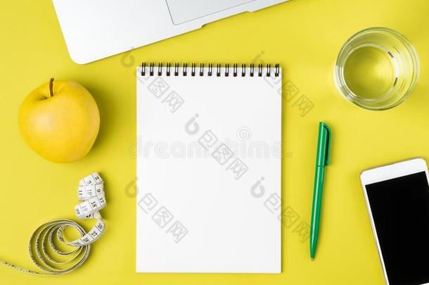 空白的笔记簿页为日常饮食计划或菜单,带子测量,水我