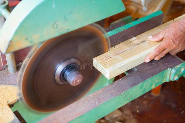 手关于指已提到的人木工或工匠将切开一块关于木材向M一chi