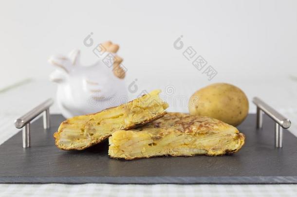传统的西班牙的煎蛋卷向黑板表.西班牙的托蒂