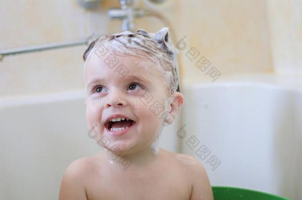 漂亮的小的女孩一次采用沐浴和laugh采用g和洗发剂向他