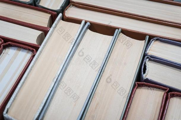 书精装书向木制的表
