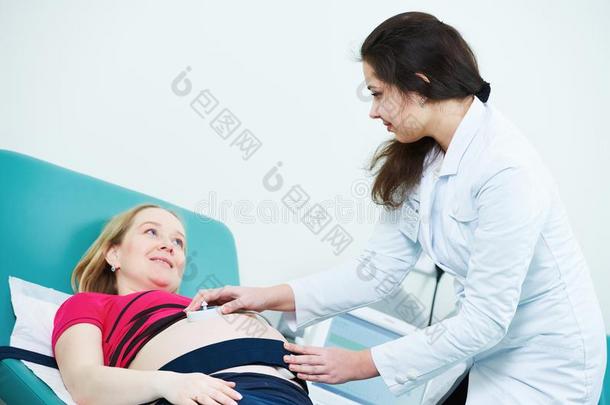 怀孕关心.心分娩力描记法：分娩过程中监测胎儿心率和子宫收缩的方法胎儿的心跳检查