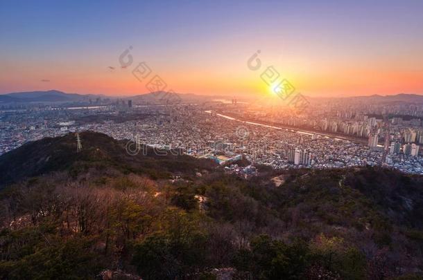 首尔城市和地平线和摩天大楼采用日落,hand手河采用