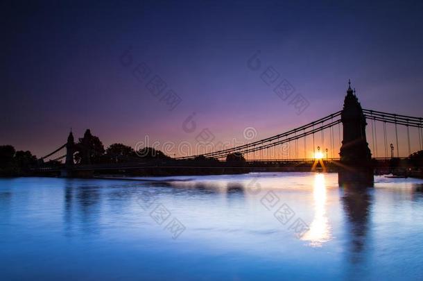 令人惊异的锻匠桥日落伦敦英格兰欧洲