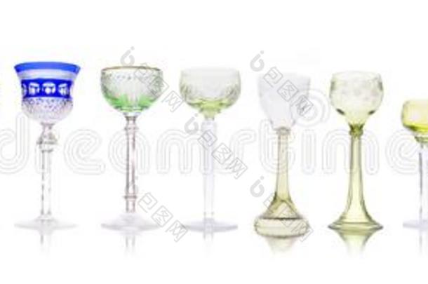 收集关于富有色彩的结晶高脚酒杯和酒杯