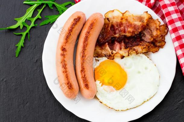 早餐和喝醉了的卵,培根,腊肠和蔬菜沙拉英语字母表的第15个字母