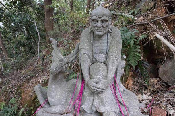 十八令人尊重的石头雕刻大大地雕像