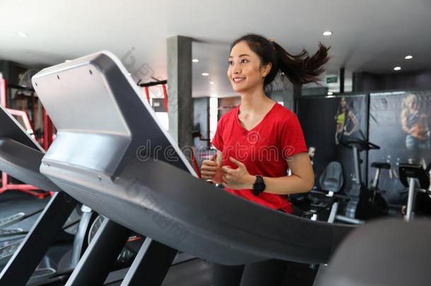 亚洲人女人<strong>跑步运动鞋</strong>子在指已提到的人健身房在期间一年幼的c一uc一si