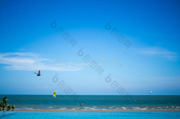 海海岸看法和降落伞飞行的,海滩活动