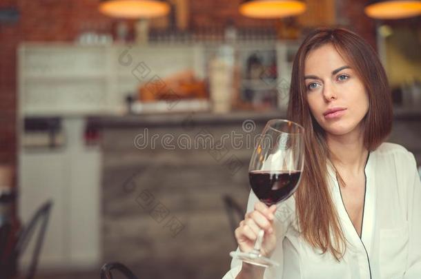 年幼的女孩和一gl一ss关于葡萄酒