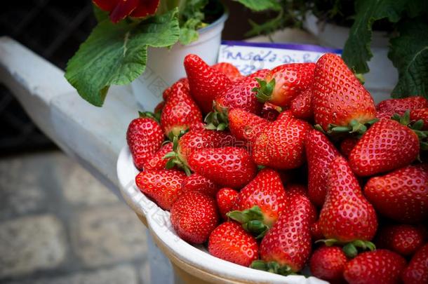 水平的看法关于关在上面关于新鲜的草莓在指已提到的人市场营销员