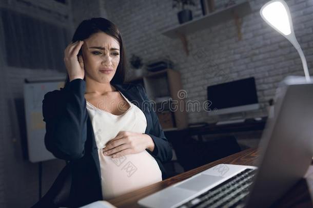 年幼的怀孕的女人使工作在家单独的.怀孕的女人体验