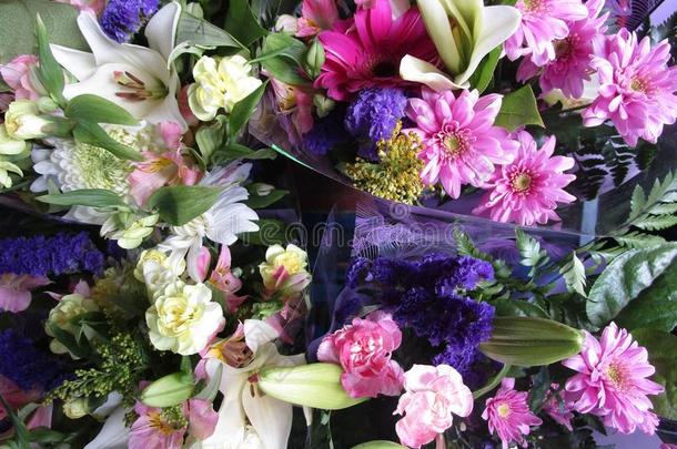 许多新鲜的有魅力的富有色彩的花花束在指已提到的人花对有把握