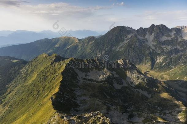 空气的影像在日落越过令人惊异的<strong>山</strong>风景在gressiveaircraftrepaircycle飞机分段修理周期