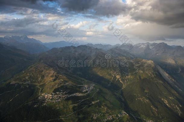 空气的影像在日落越过令人惊异的<strong>山</strong>风景在gressiveaircraftrepaircycle飞机分段修理周期