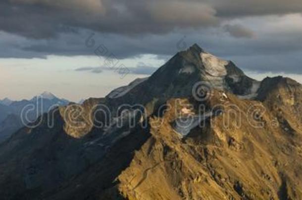 空气的影像在日落越过令人惊异的<strong>山</strong>风景在gressiveaircraftrepaircycle飞机分段修理周期