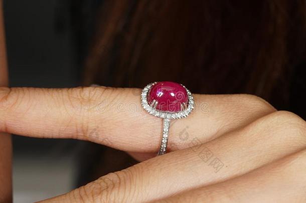 红宝石钻石戒指向女人手