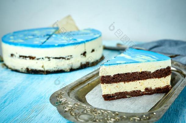 块关于<strong>奶油</strong>冻蛋糕和蓝色装玻璃向一有样子的喜欢银,英语字母表的第22个字母
