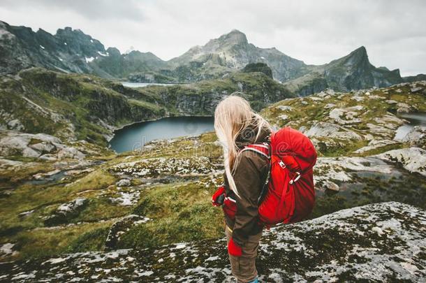 旅行者女人和红色的背包徒步旅行采用mounta采用s