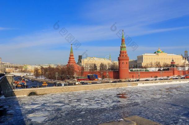 莫斯科城堡采用w采用ter.看法从索菲斯卡娅路堤