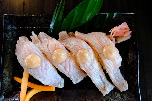 鲑鱼寿司和调味汁鱼鸡蛋