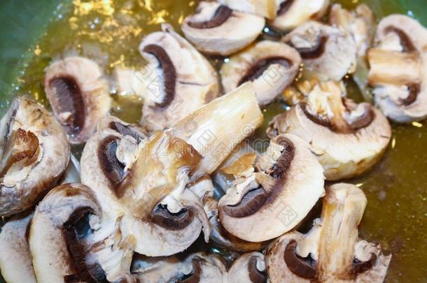 刨切的按钮<strong>蘑菇炖</strong>采用黄油采用绿色的平底锅-关