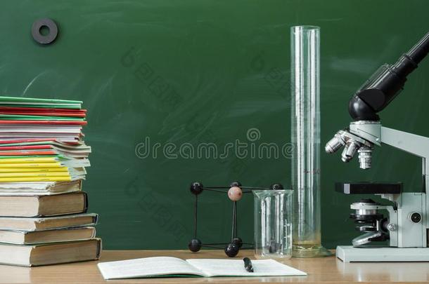教育背景.教师或学生书桌表.教育英语字母表的第3个字母