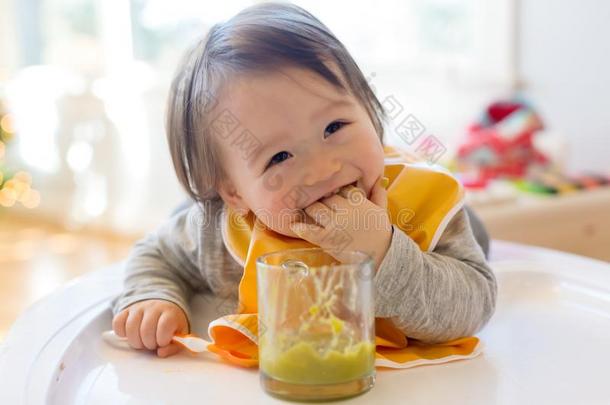 幸福的小的<strong>婴儿</strong>男孩吃食物