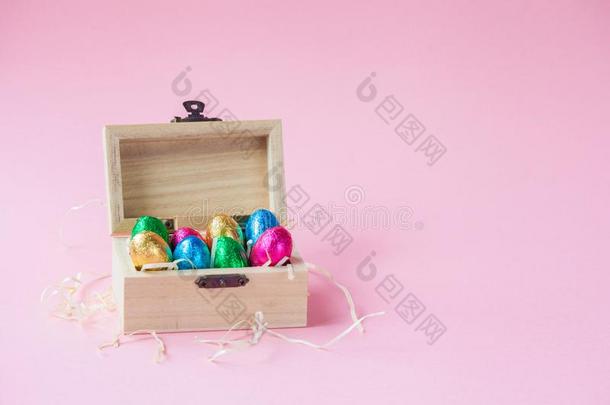 复活节卵巧克力采用一木制的<strong>保险柜</strong>