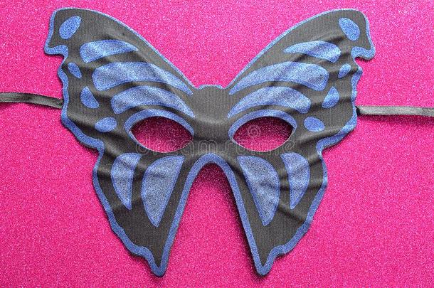 一蓝色和黑的面具采用指已提到的人形状关于一蝴蝶