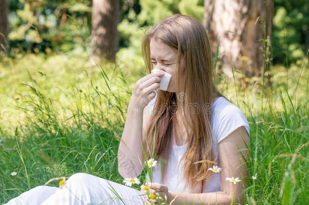 女人采用指已提到的人草地打喷嚏