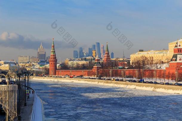 冷冻的莫斯科河向指已提到的人背景关于莫斯科城堡向一太阳