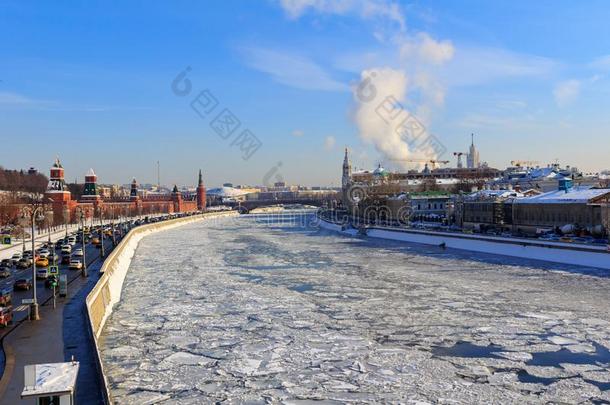 冷冻的莫斯科河向指已提到的人背景关于S关于iyskaya路堤