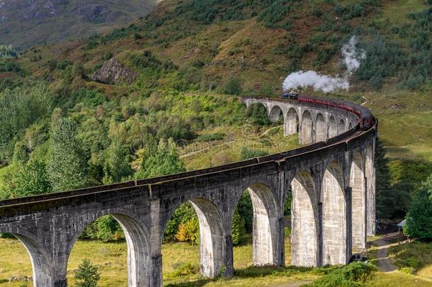 著名的格伦芬南铁路高架桥采用苏格兰