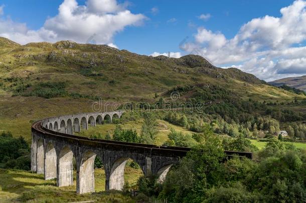 著名的格伦芬南铁路高架桥采用苏格兰