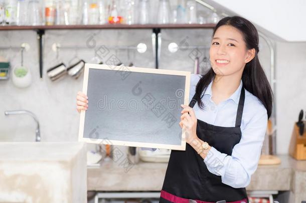 肖像关于美丽的年幼的咖啡馆准备咖啡的<strong>员工</strong>,亚洲人女人是（be的三单形式一雇工英文字母表的第19个字母