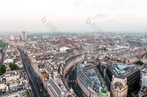 空气的看法中央的伦敦地平线在上面伦敦繁华的大街之一路和牌照