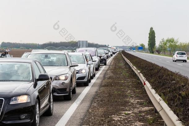 交通果酱向公路在的时候急速行进小时