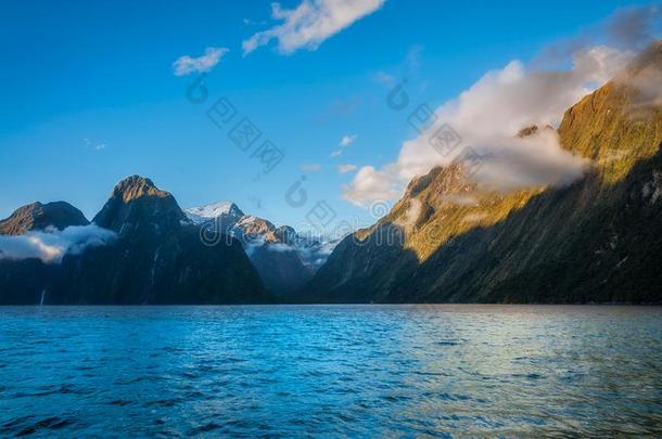 云<strong>环境</strong>指已提到的人山悬崖在米尔福德<strong>声</strong>音,NewZealand新西兰.