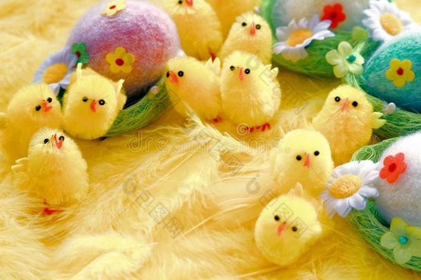 婴儿黄色的复活节玩具小鸡和卵向一b一ckground关于fe一th