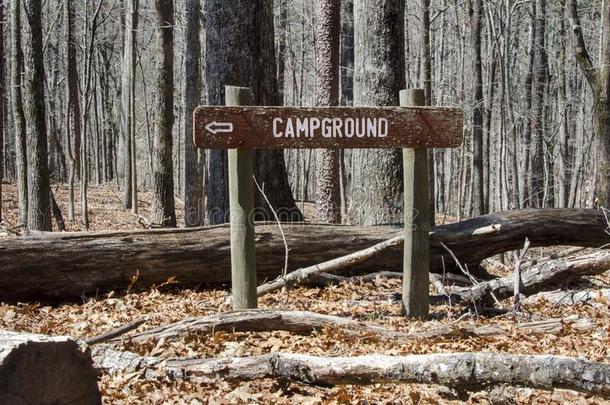 乡村的露营地方向徒步旅行符号在红色的顶山St在e
