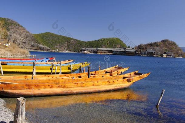木材捕鱼小船不固定的向蓝色水人名湖风景优美的地点英文字母表的第19个字母